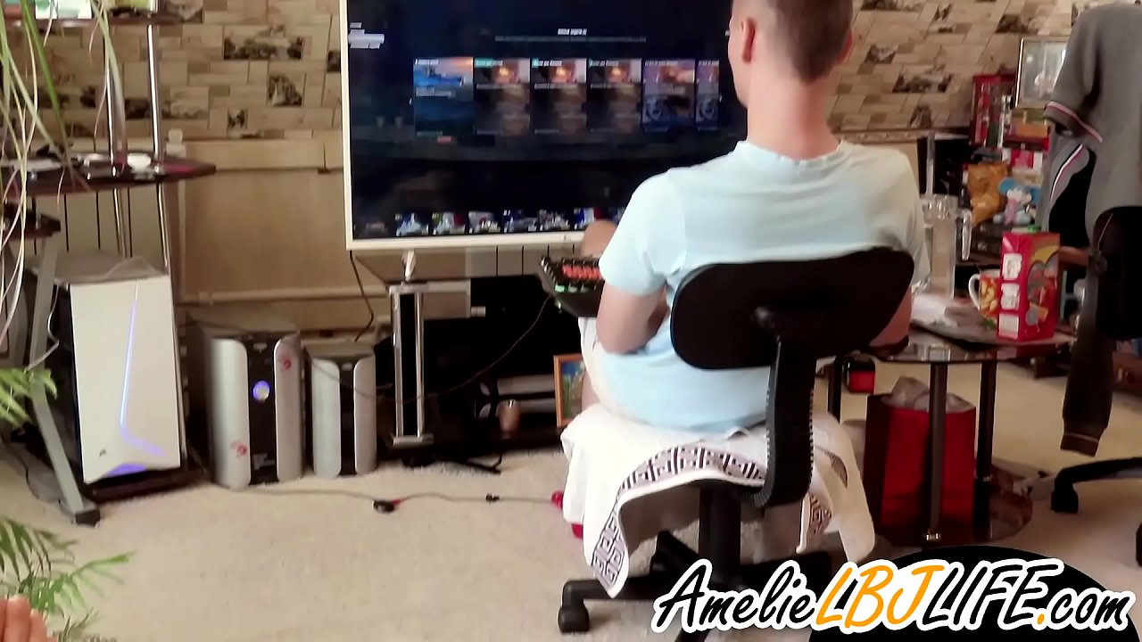 Tjej onanerar med sexleksak för att pojkvännen ska spela dataspel.