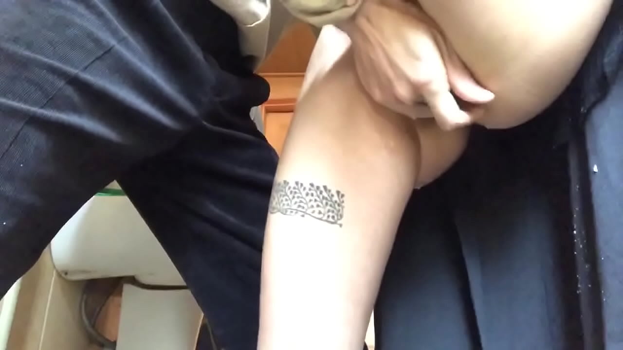 Squirt i skolans toalett, en riktig skummande orgasm - min lärare gjorde sitt bästa.