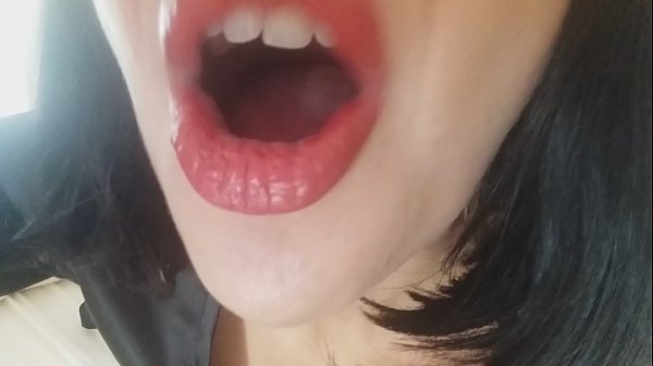 Älskling, din styvmor låter dig inte gå till skolan idag... Jag behöver dig för mycket...