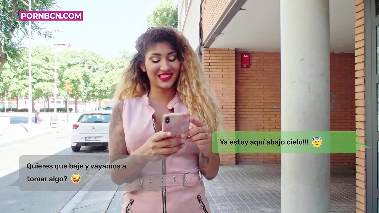 Otrogen hustru som håller på att knulla sin unga älskare hårt medan hennes man jobbar. Latina med bröst och en stor röv. Venus Afrodite.