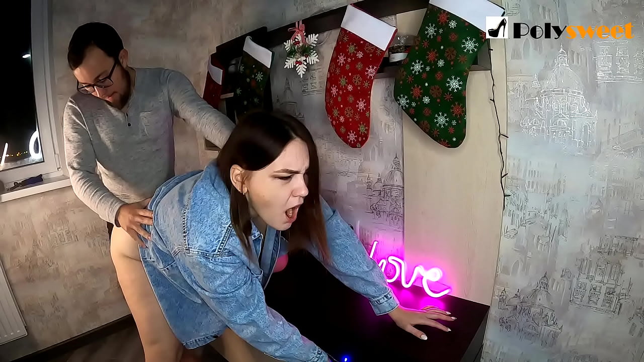 Killen njöt av att knulla en söt tjej med hästsvans i röven med sin mun och kuk.