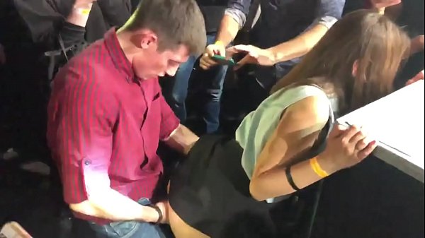 Äkta sex på en rysk nattklubb. 18-årig rysk tjej i anus och vagina knullad på en nattklubb.